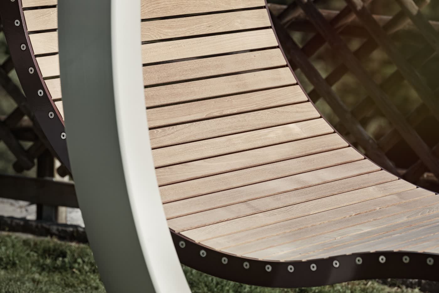 Detailaufnahme der oona circle Schwebeliege mit Teakholz-Belattung